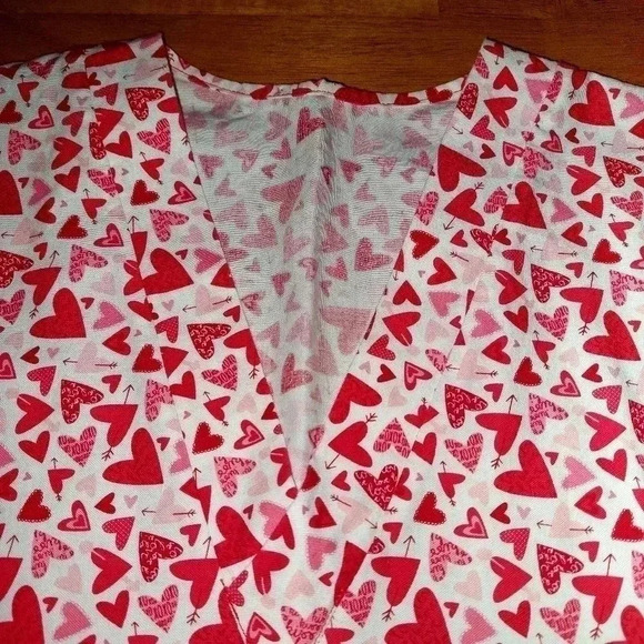 Womens Valentines printed V neck Scrub top Size Assumed a Medium - Picture 4 of 6